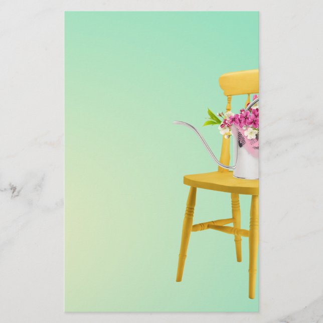 Ljus gul stol med att bevattna canen av blommor brevpapper (Framsida)