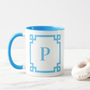 Ljus himmelblå grekisk nyckel kant monogram mugg