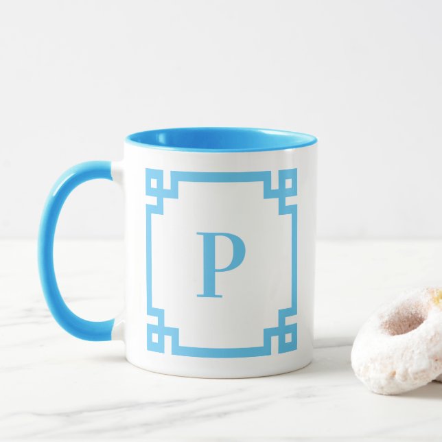 Ljus himmelblå grekisk nyckel kant monogram mugg (Med munk)
