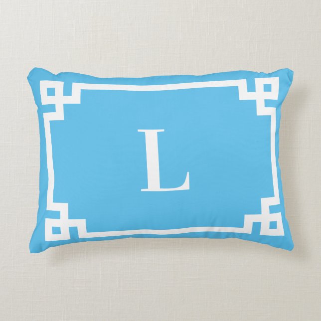 Ljus himmelblå och vit grekisk nyckelkantmonogram prydnadskudde (Framsidan)
