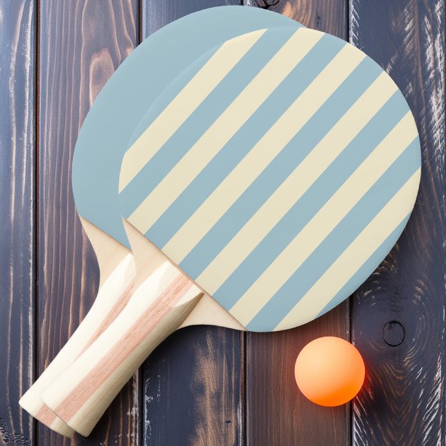Ljus himmelblå polorandig och enfärgad pingisracket (Skapare uppladdad)