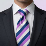 Ljus Lavendel Lila Gradient Randig Slips<br><div class="desc">Skilj dig med effortfull sofistikering i denna iögonfallande lavendel-lila gradient slips, med släta diagonala ränder som smidigt övergår från mjuk lila till djup violett och midnattsblå. Tillverkad av premium silkeslen tyget för en lyxig känsla, perfekt fall och alldaglig komfort. Denna moderna ombre-randiga slips ger fräsch, modern energi till affärskostymer, bröllop,...</div>