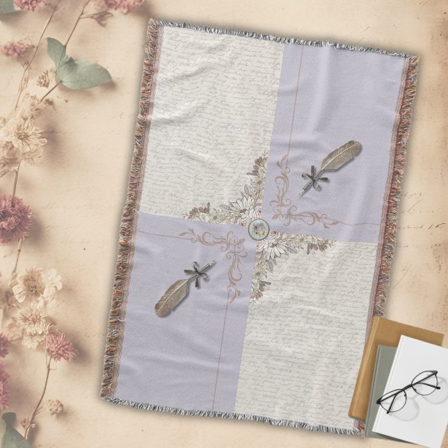 Ljus Lavendel Lugna Manuskript Vävd Frans Filt (Unwind in tranquil lavender comfort. 💜 This beautiful woven throw creates a serene atmosphere.)