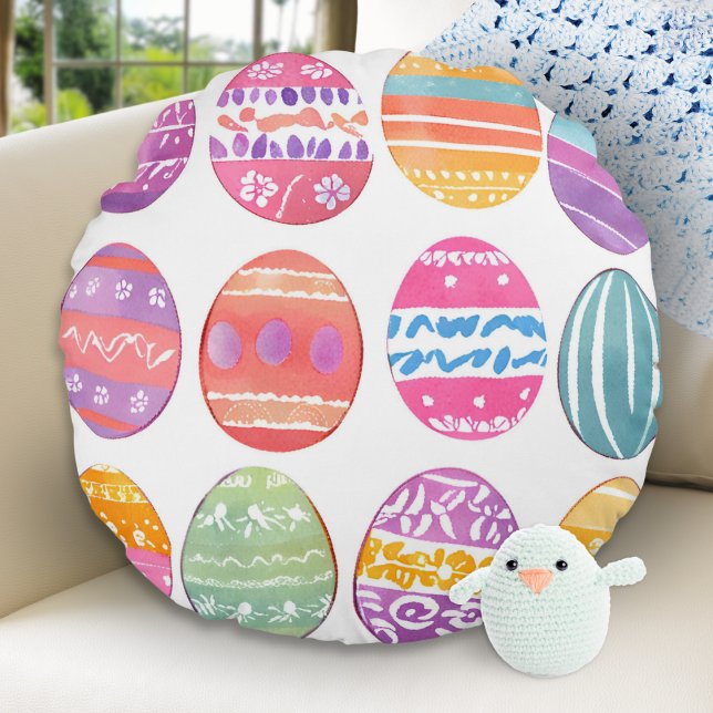 Ljus mönstrade runda färgstarka Påskägg, fyllning Rund Kudde (A round throw pillow with a bright, colorful pattern of Easter eggs on a white background)
