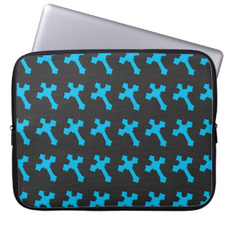 Ljus neonblått korsar på ett svart tyg laptop sleeve