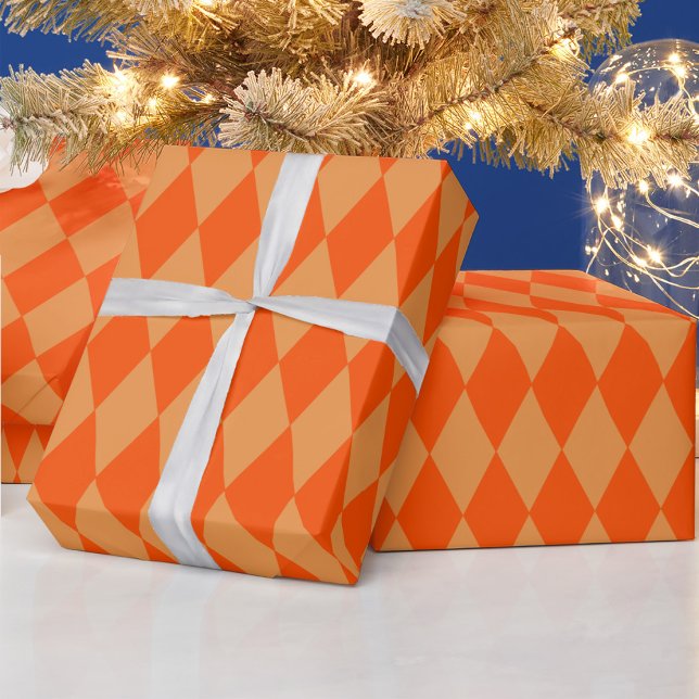 Ljus och mörk orange Harlequin-diamanter Rutor Presentpapper (Skapare uppladdad)