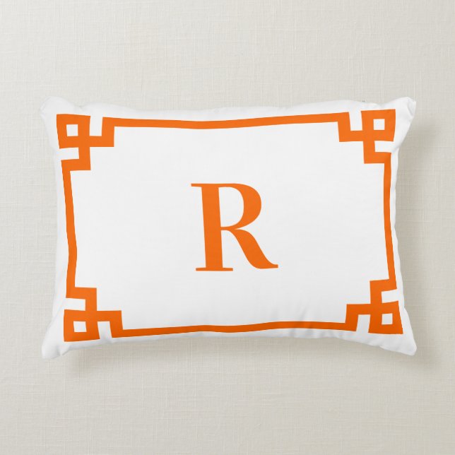 Ljus orange grekisk nyckel kant monogram prydnadskudde (Framsidan)