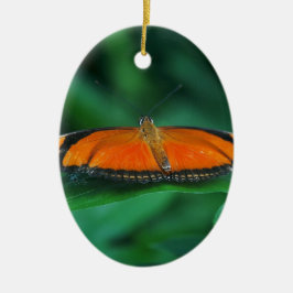Ljus orange och svart fjäril på blad julgransprydnad keramik