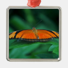 Ljus orange och svart fjäril på blad julgransprydnad metall