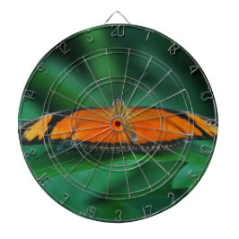 Ljus orange och svart fjäril på blad piltavla