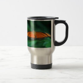 Ljus orange och svart fjäril på blad resemugg