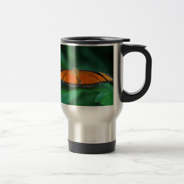 Ljus orange och svart fjäril på blad resemugg (Höger)