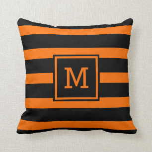 Ljus orange och svart randig monogram kudde