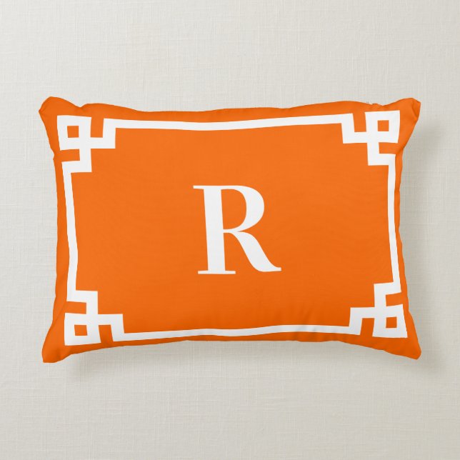 Ljus orange och vit grekisk nyckelkantmonogram prydnadskudde (Framsidan)
