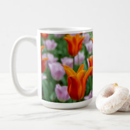 Ljus orange tulpaner i parken kaffemugg