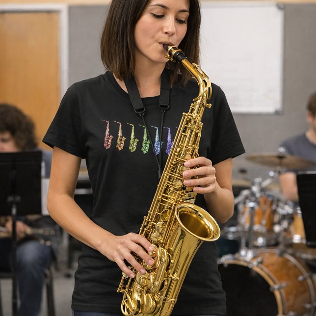 Ljus regnbåge saxofoner Färgglada jazzinstrument T Shirt (A shirt with a rainbow lineup of alto saxophones.)