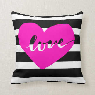 Ljus rosa hjärtakärlek kudder med svart randar kudde