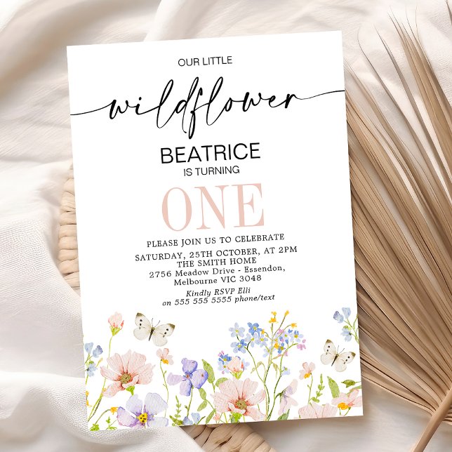Ljus rosa Lila Fintvätt av vildblomma 1:a födelsed Inbjudningar (Little Wildflower 1st Birthday Invitation, Floral 1st Birthday Invitation Template Girl, Butterflies)