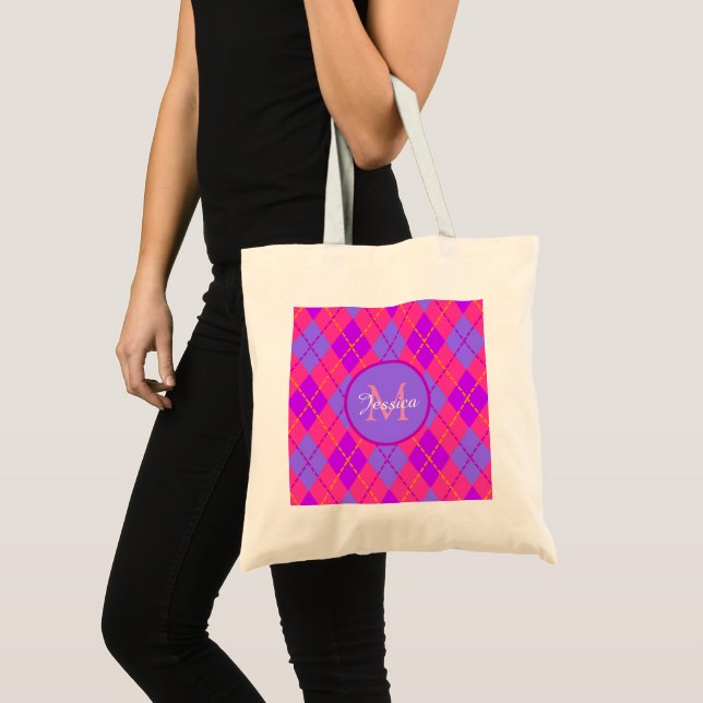 Ljus rosa och blå argyle-mönster monogram tygkasse (Framsida (produkt))