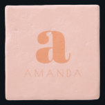 Ljus rosa och Orange Modern Monogram med Namn Stenunderlägg<br><div class="desc">Den här stenen underlägg upp en anpassningsbar med en liten öppning i varm orange med mjuk ljus rosa bakgrund,  parad med en ren serif namn under. Perfekt för att lägga till en liten personlighetsbit i din bordsdator. Den här personligen underlägg är perfekt för chicens hemdekaler,  underhållning eller tankfulla presenter.</div>
