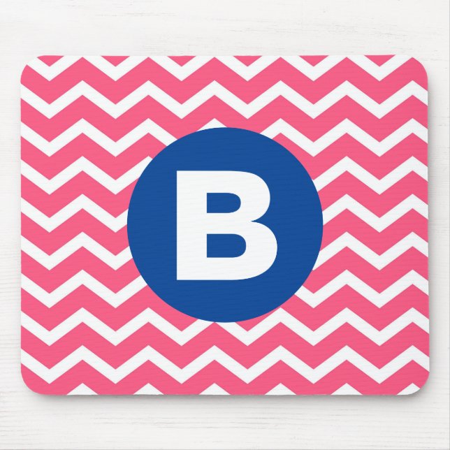 Ljus rosa och vit chevron-mönster monogram musmatta (Framsidan)