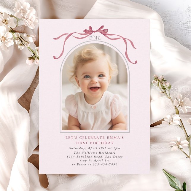 Ljus rosa röd rosett flicka 1-års födelsedagsbåge  inbjudningar (Skapare uppladdad)