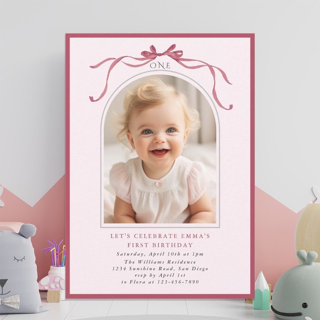 Ljus rosa röd rosett flicka 1-års födelsedagsbåge  inbjudningar (Skapare uppladdad)