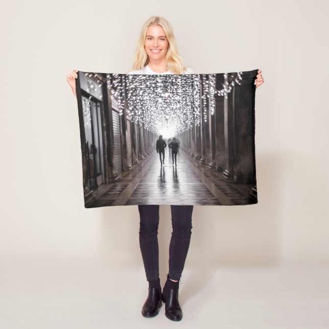 Ljus, skuggor och symmetri - sepia fleecefilt (På plats)