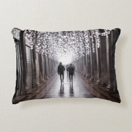 Ljus, skuggor och symmetri - sepia prydnadskudde