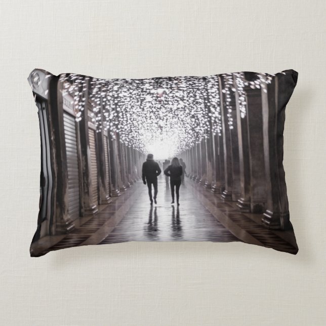 Ljus, skuggor och symmetri - sepia prydnadskudde (Framsidan)