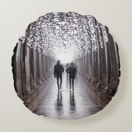 Ljus, skuggor och symmetri - sepia rund kudde