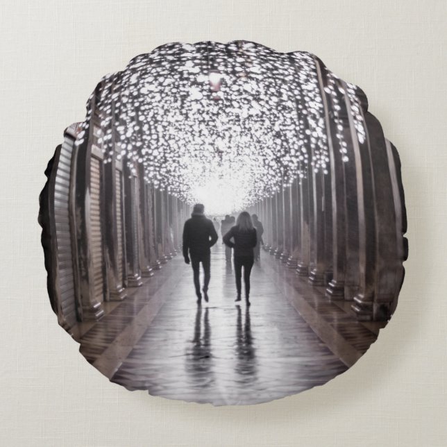 Ljus, skuggor och symmetri - sepia rund kudde (Framsidan)