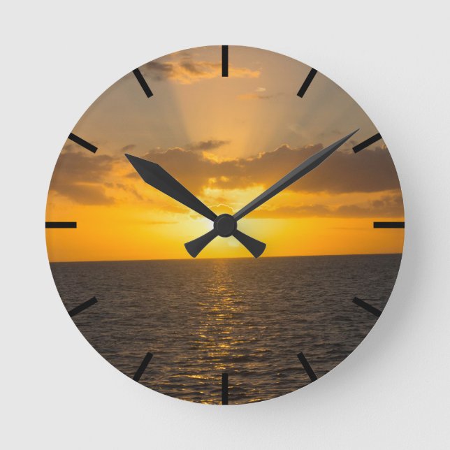 Ljus solnedgång över havet rund klocka (Framsida)