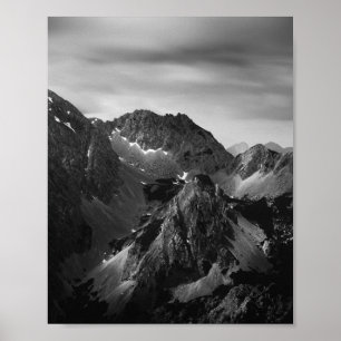 Ljus som lyser på majestätiska berg poster
