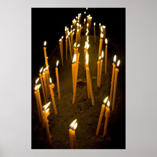 Ljus tända i en kyrka, Armenien Poster (Framsidan)