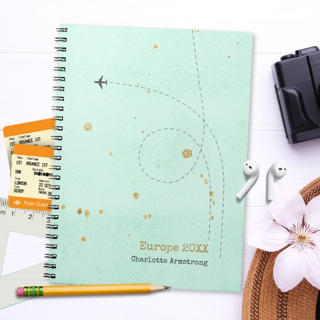 Ljus Teal Airplan Ditt namn Guld Travel Anteckningsbok (Light Teal Airplane Your Name Gold Travel Notebook ©Susanne Sachers - Sunny Wanderlust 🌞✈️)