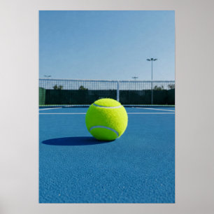 Ljus tennisboll på blå banhorisont poster