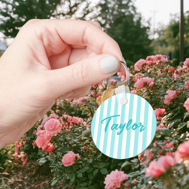 Ljus turkos och vit cabana-randig nyckelring (Pale Turquoise and White Cabana Stripe Keychain)