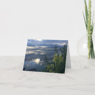 Ljusa fläckar på ett grumligt dagskort kort