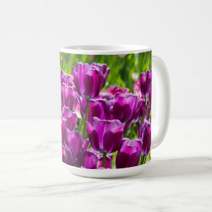 Ljusa lilaxtulister på en solig dag kaffemugg