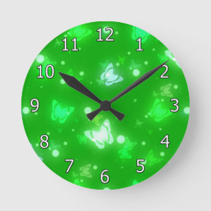 Ljusa ljusa glödfjärilar - grön design rund klocka