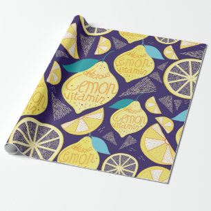 Ljusa mönster av citroner och klövar på mörk blått presentpapper