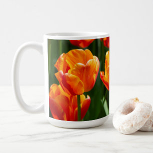 Ljusa orange-tulpaner i parken kaffemugg