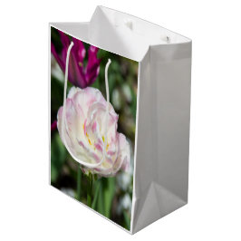 Ljusa rosa-tulpaner på en solig dag