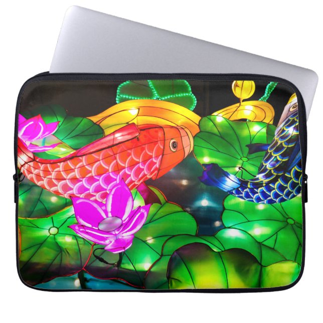 Ljusande Koi Laptop Fodral (Framsidan)