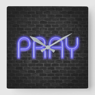 Ljusande neon PRAY-tecken på tegel Fyrkantig Klocka