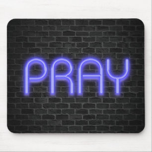 Ljusande neon PRAY-tecken på tegel Musmatta