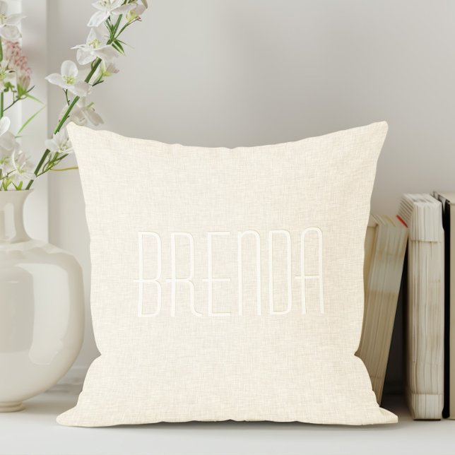 Ljusbeige linnetexturmonogram kudde (Skapare uppladdad)