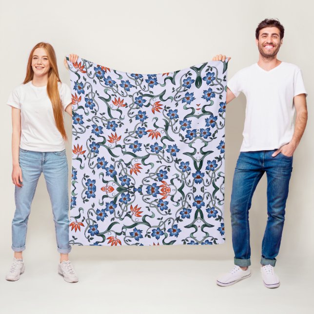 Ljusblå blommönster med gröna vinrankor fleecefilt (På plats)