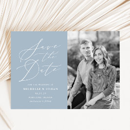 Ljusblå foto med minimalistisk kalligrafi spara datumet